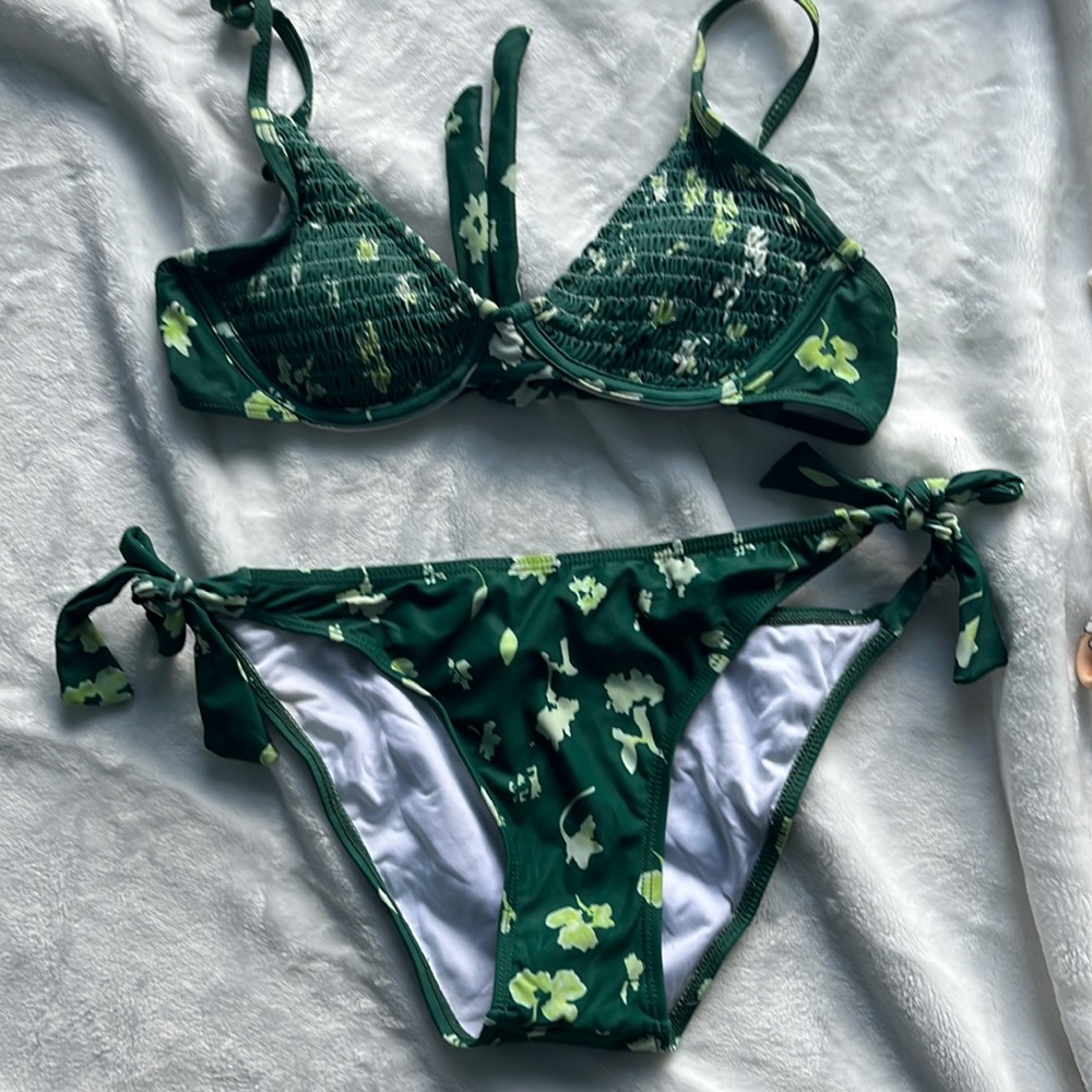 adorable printer bikini full coverage bottoms with little impurities!